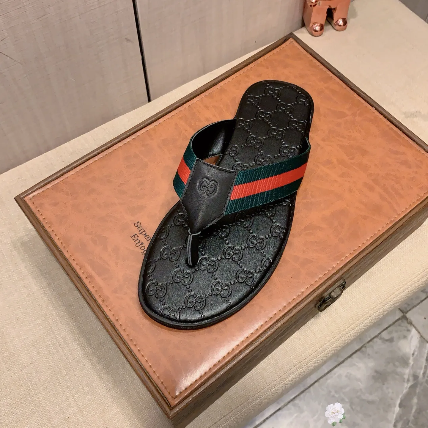Slippers: New model: Factory price: 260💰💰🎩🎩🔥🔥《 Gucci* 》Series of slippers top purchasing agent🔍🔍Sold at the same time for men, original Italian imported webbing made of selected cowhide, exquisite workmanship,), sole: (super comfortable) original factory special sole, ⚠️exclusive double-layer movable molded sole super comfortable⚠️, real shot🎬the real thing is more beautiful🔍🔍266 regular code 38-44, can be ordered 45.